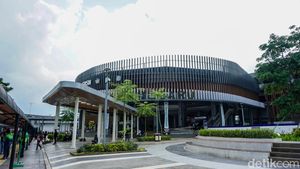 Melihat Lebih Dekat Salah Satu Stasiun Tersibuk di Jakarta