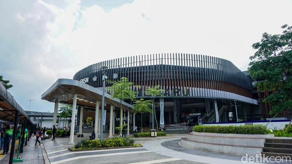 Melihat Lebih Dekat Salah Satu Stasiun Tersibuk di Jakarta