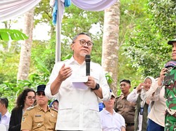 Zulhas Bagikan 3 Ribu Bibit Kopi dan Kakao untuk Petani Gunung Rajabasa