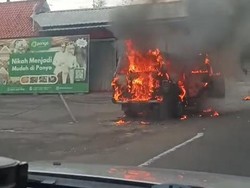Mobil Bermuatan Jeriken Isi BBM Mendadak Terbakar di Puncak