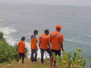 Perahu Dihantam Ombak Saat Cari Gurita di Pantai Nguluran, 1 Nelayan Hilang