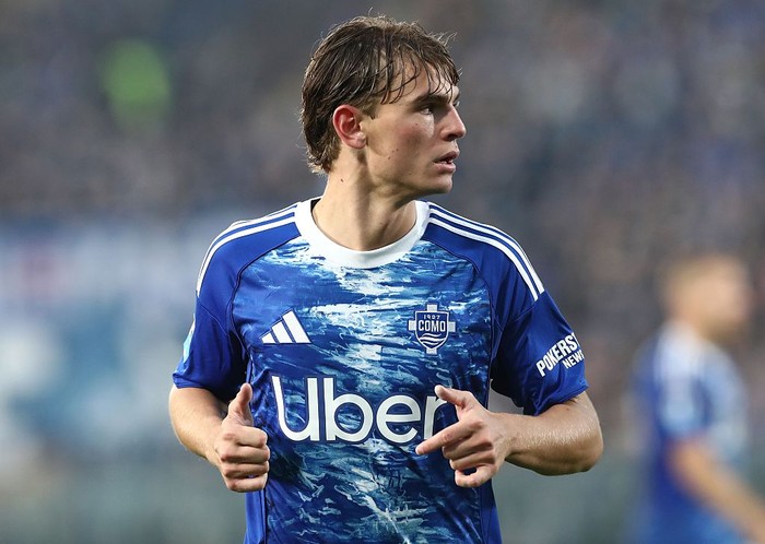 COMO, ITALY - NOVEMBER 08: Nico Paz of Como 1907 looks on during the Serie A match between Como 1907 and Cagliari Calcio at Giuseppe Sinigaglia Stadium on November 08, 2025 in Como, Italy. (Photo by Marco Luzzani/Getty Images)