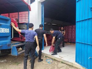 Gubernur Sulsel Salurkan Bantuan Logistik untuk Korban Banjir di Bantaeng