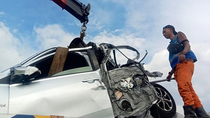 Petugas mengevakuasi kendaraan yang terlibat kecelakaan beruntun di Jalan Tol Cipularang