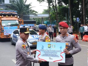 Polda Metro Kirim 17 Ton Beras-Ribuan Selimut untuk Korban Bencana Sumatera