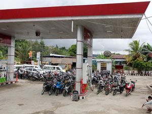 Potret Kendaraan Mengular, SPBU Batang Toru Kehabisan Pasokan BBM