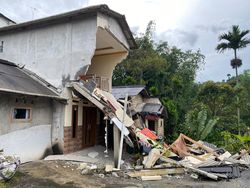 Rumah Ambruk di Puncak Bogor Usai Hujan Deras, Penghuni Mengungsi