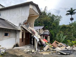 Rumah Ambruk di Puncak Bogor Usai Hujan Deras, Penghuni Mengungsi