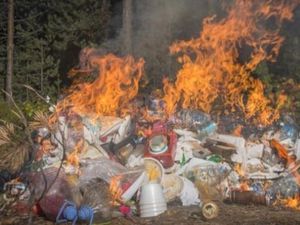 Sampah Menumpuk Seusai Banjir Surut, Ini Risiko Besar Jika Dibakar