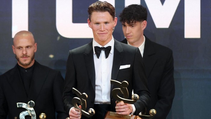 Soccer Football - The Italian Footballers Association Grand Gala of Football 2025 Awards - Milan, Italy - December 1, 2025 Napolis Scott McTominay reacts after receiving the Best Player of the season award REUTERS/Claudia Greco