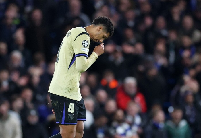 Soccer Football - UEFA Champions League - Chelsea v FC Barcelona - Stamford Bridge, London, Britain - November 25, 2025 FC Barcelonas Ronald Araujo reacts as he leaves the pitch after being shown a red card REUTERS/Hannah Mckay