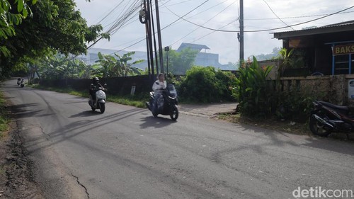 Lokasi kecelakaan di Jalan Goa Gong gang Buahan, Jimbaran, Badung, yang menewaskan Patrick dan dua anaknya, Selasa (2/12/2025). (Aryo Mahendro/detikBali).