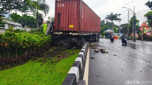 Truk Kontainer Rem Blong Hantam Median Taman Sultan Agung Kota Batu