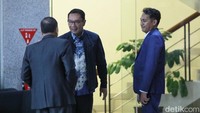 Usai Diperiksa 6 Jam, Ridwan Kamil Keluar Gedung KPK dengan Senyum Lega