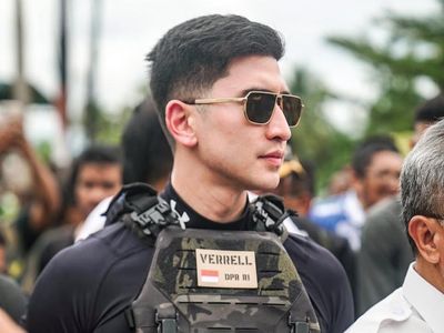 7 Artis Terjun Langsung Bantu Korban Banjir, Verrel Bramasta Jadi Sorotan