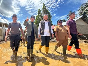 Kebut Pemulihan Banjir di Padang, Wamendagri Koordinasikan Bantuan Damkar