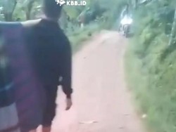 Viral Warga Sakit Ditandu Lewati Jalan Berbatu di Pelosok Bandung Barat
