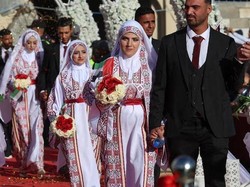 Dunia Hari Ini: Puluhan Pasangan Menikah Massal di Gaza 2 Tahun Usai Serangan Israel