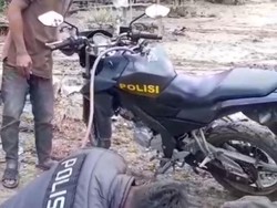 Polisi Sedot BBM Motornya ke Perahu untuk Evakuasi 3 Jasad Korban Banjir Aceh