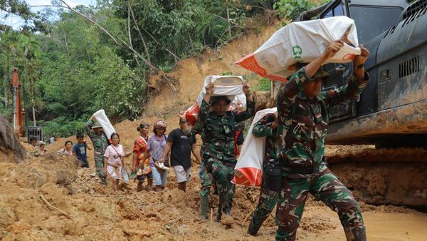 Potret Personel TNI Bantu Tangani Bencana Banjir-Longsor di Sumut