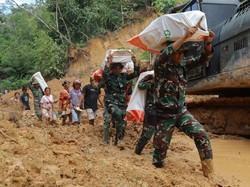 Anggota TNI Jalan Kaki 5 Km Salurkan Sembako ke Desa Terisolir di Tapteng