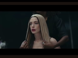 Rambut Baru Anne Hathaway di Mother Mary Bikin Pangling, Pirang Platinum