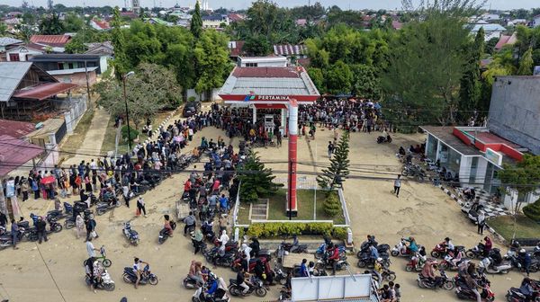 Antrean Panjang Kendaraan di SPBU Terdampak Banjir Bandang Aceh-Sumatera