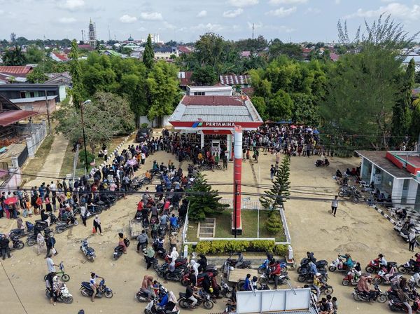 Antrean Panjang Kendaraan di SPBU Terdampak Banjir Bandang Aceh-Sumatera
