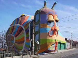 Bangunan dengan Desain Aneh yang Bikin Mata Terbelalak