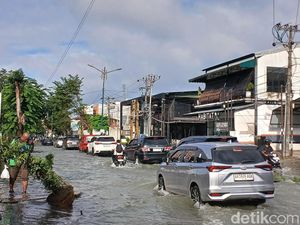Jalan Dr Mansyur Medan Kembali Direndam Banjir, Pengendara Cari Jalur Alternatif