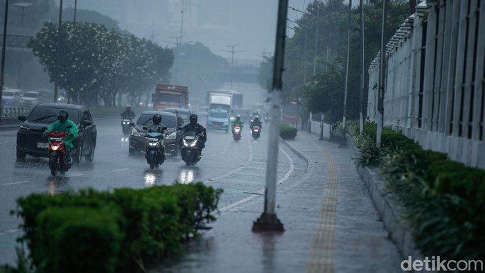 Pemerintah Jakarta Beri Opsi WFH dan PJJ karena Cuaca Ekstrem