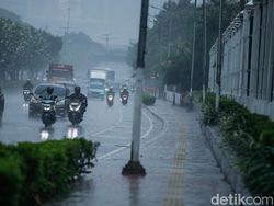 Opsi Bekerja dan Belajar di Rumah Buntut Cuaca Ekstrem di Jakarta
