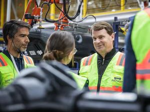 CEO Ford Terpukau Naik Mobil Xiaomi: Apple versi China