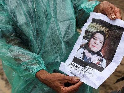 Duka Warga Agam Mencari Istri yang Hilang di Tengah Bencana