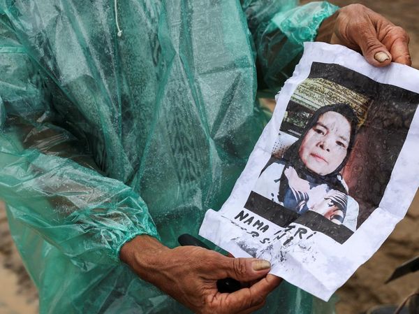 Duka Warga Agam Mencari Istri yang Hilang di Tengah Bencana