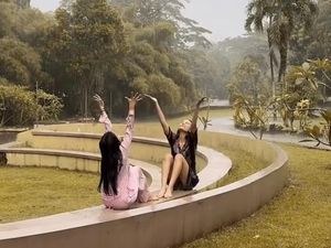 Potret Fuji dan Erika Carlina Mandi Hujan: Bebas, Lepas-Kayak Masa Kecil