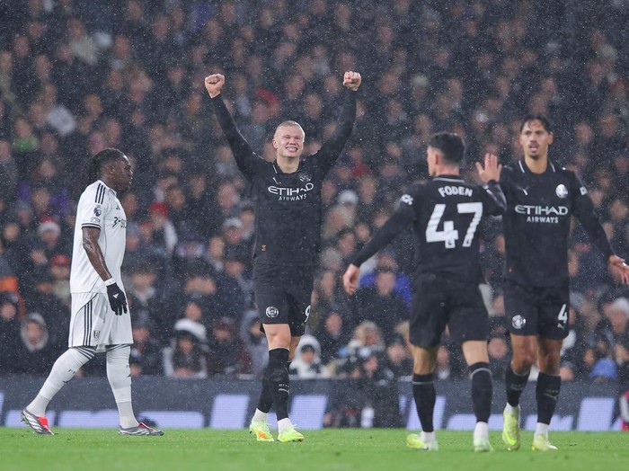 LONDON, ENGLAND - DECEMBER 02: Erling Braut Haaland of Manchester City celebrates after scoring their side's first goal, his 100th in the Premier League, during the Premier League match between Fulham and Manchester City at Craven Cottage on December 02, 2025 in London, England. (Photo by James Gill - Danehouse/Getty Images)