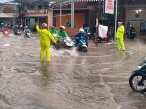 Jalan Radar Auri Depok Banjir Usai Hujan Deras, Sejumlah Motor-Mobil Mogok