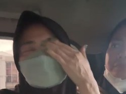 Tangis Karina Ranau di Depan Keranda Epy Kusnandar