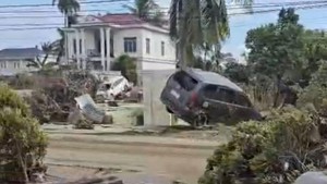 Aceh Tamiang Dihantam Banjir Bak Tsunami, Mobil Tersangkut-Bangunan Rusak