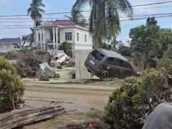 Aceh Tamiang Dihantam Banjir Bak Tsunami, Mobil Tersangkut-Bangunan Rusak