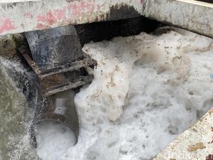 Fenomena Laut di Suramadu Berbusa, Begini Penjelasan DLH Surabaya