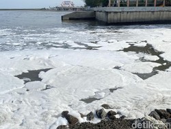 Viral Lautan di Jembatan Suramadu Berbusa Putih, Ternyata Ini Penyebabnya