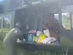 Video: Heboh Bantuan Makanan Rusak Akibat Dilempar dari Heli di Taput