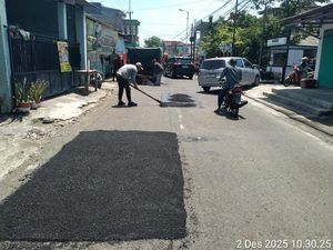 Bupati Sidoarjo Perintahkan Dinas PU BMSDA Atasi Jalan Rusak di Titik Rawan