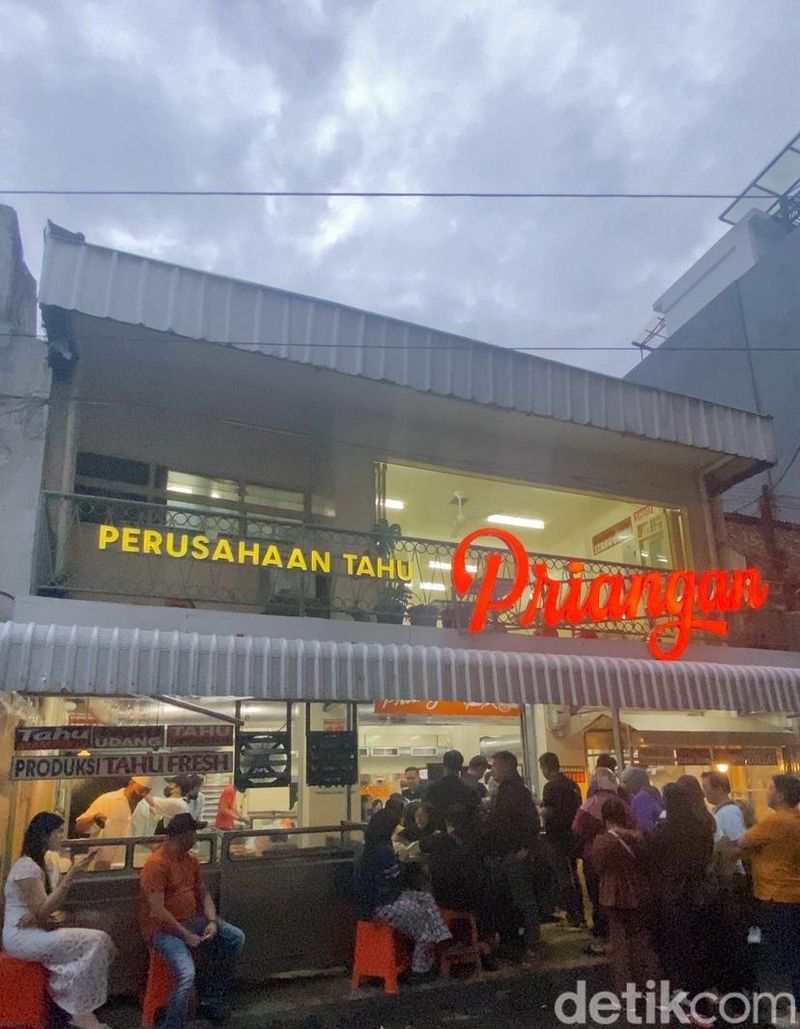 Perusahaan Tahu Priangan, tempat makan serba tahu di Braga, Bandung.