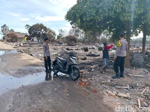 Polisi Perketat Jalur Menuju Lokasi Terdampak Erupsi Semeru