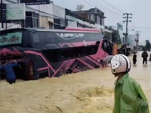 Potret Bus-bus Sumatera Bertahan dari Terjangan Banjir