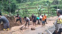 Longsor! Jalanan di Lereng Gunung Sumbing Tertutup Material Tanah