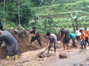 Longsor! Jalanan di Lereng Gunung Sumbing Tertutup Material Tanah